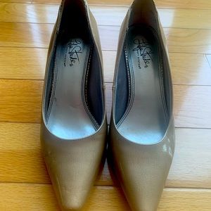 Patent Leather Life Stride Gold Dress Shoes size 7.5 medium width